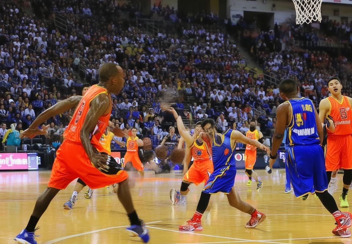 2015CBA上海辽宁巅峰对决：激情燃烧的篮球荣耀时刻(图3)